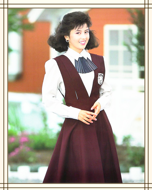 和山口百惠齐名，拥有盛世美颜却至今未嫁，首唱《夜来香》成经典