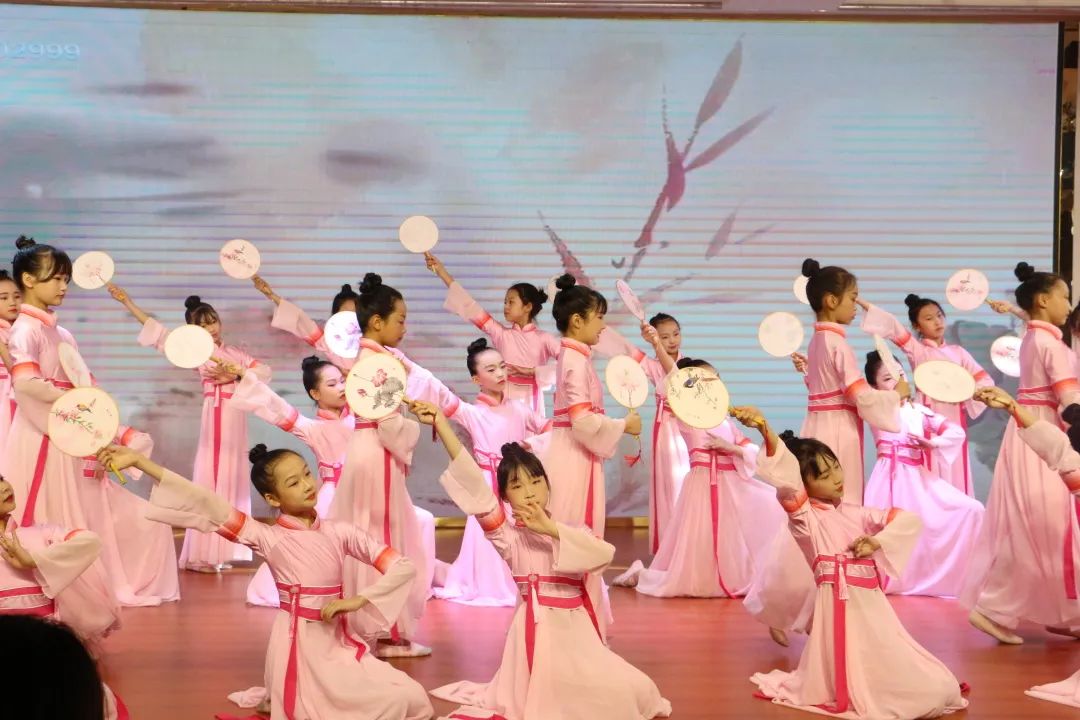 万二小举行2016级毕业典礼暨毕业班综合素质拓展活动