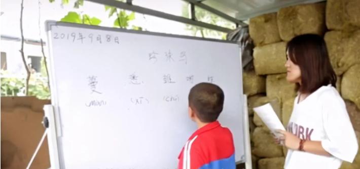 辽宁歪脸女孩，父母双亡，她整容变美女，拒百万年薪，只想当老师