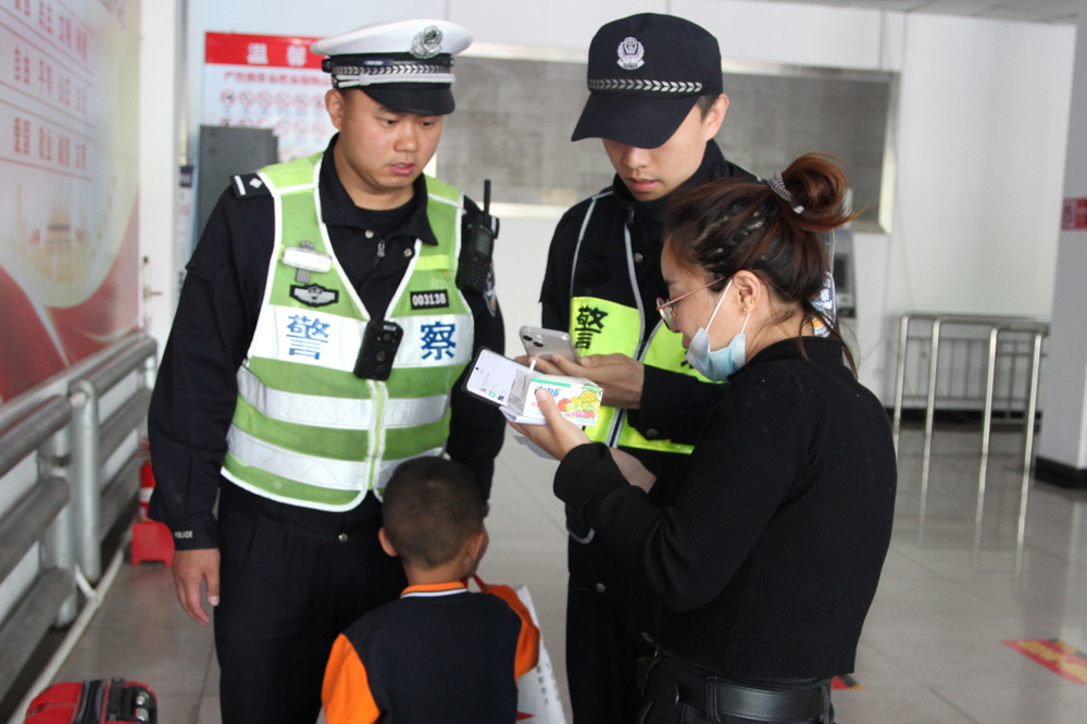 交警五一交通安保坚守工作岗位,春节期间交警坚守岗位保畅通