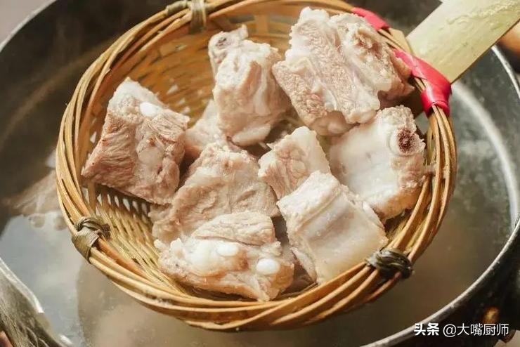 排骨直接焯水，难怪又腥又柴！记住3步，不管咋做都鲜嫩，香喷喷
