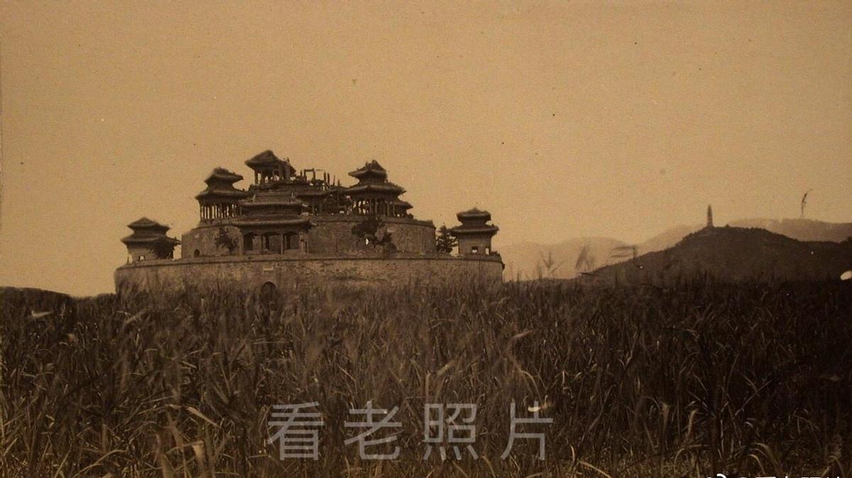 高清老照片:旗人格格大腿岔开豪放洗衣,地主三妻四妾不输女明星