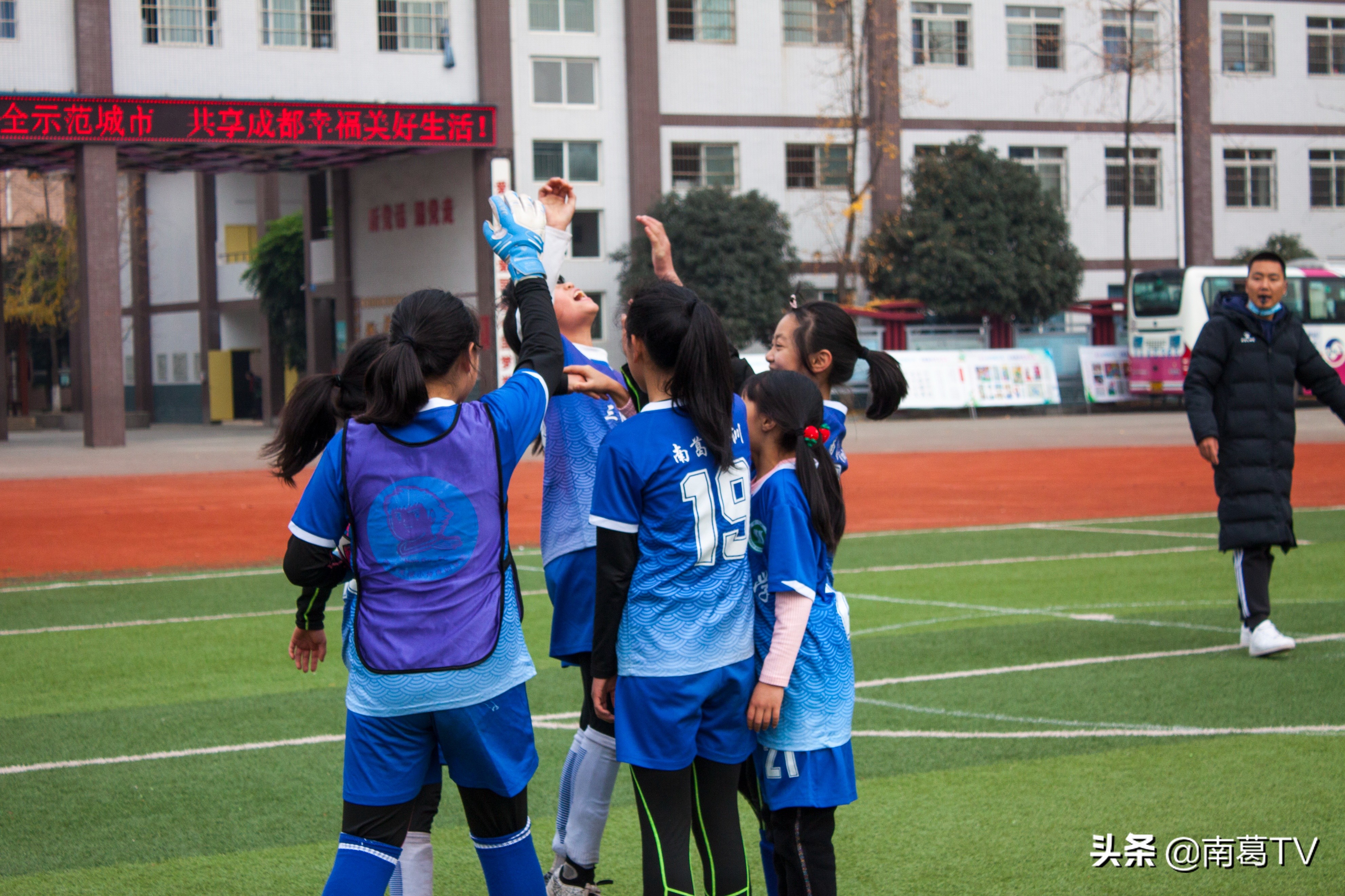 爱踢球的女人漂亮吗,爱足球的女孩一定很有魅力