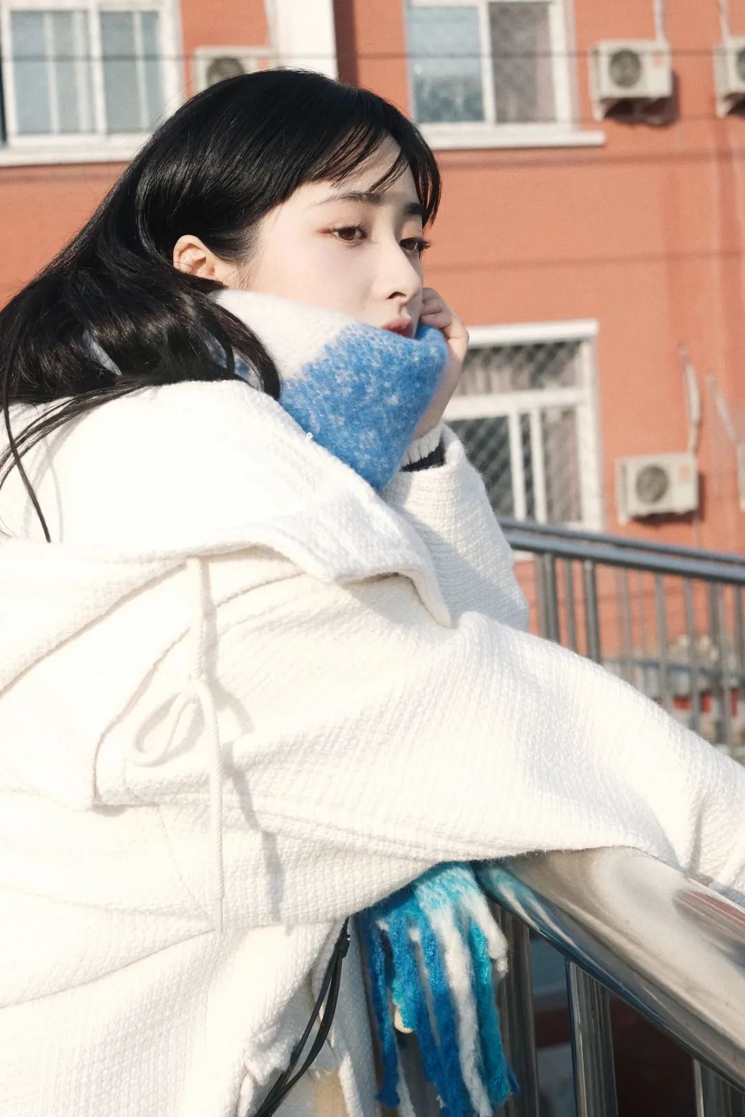 别再披头散发了教你一招秒变女神,今年别再披头散发了三款减龄发型