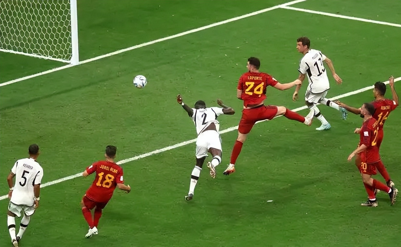 足球赛上的争议判罚,足球比赛中越位是怎么判的