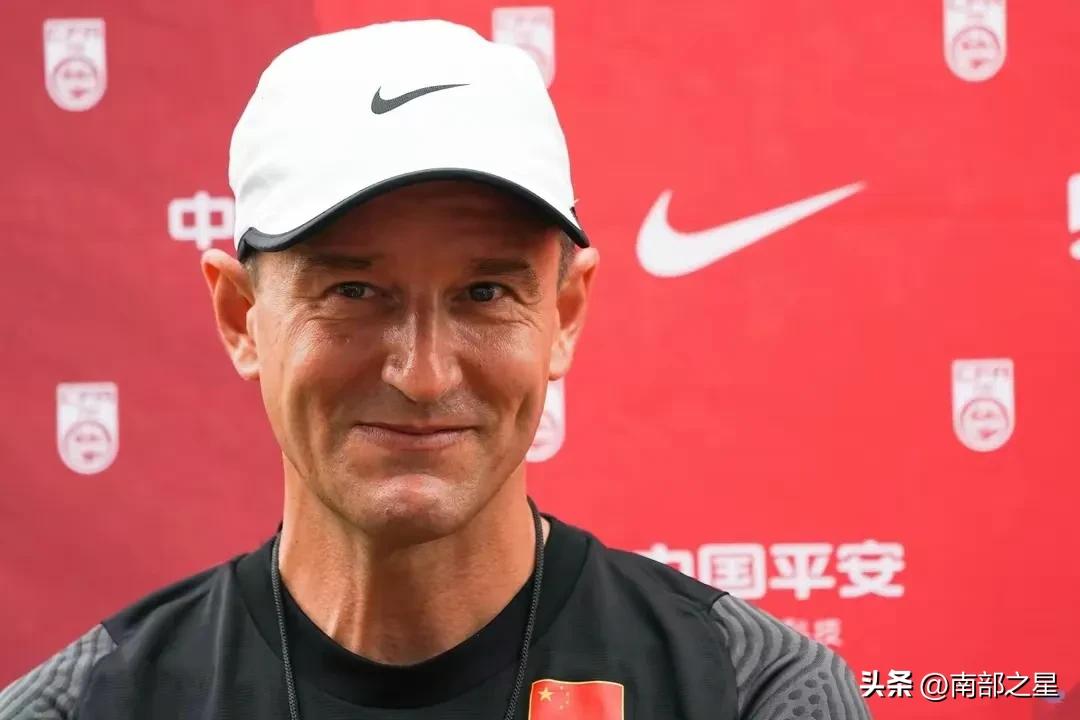 输完泰国输越南国足还能赢谁,输越南后国足回国跟球迷冲突