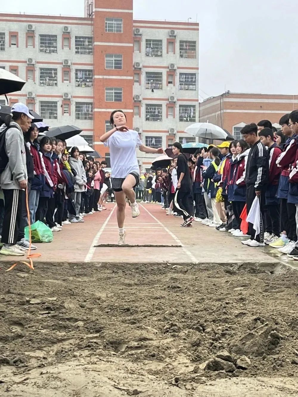 李中学子多矫健运动场上展英姿—李渡中学第四十届田径运动会纪实