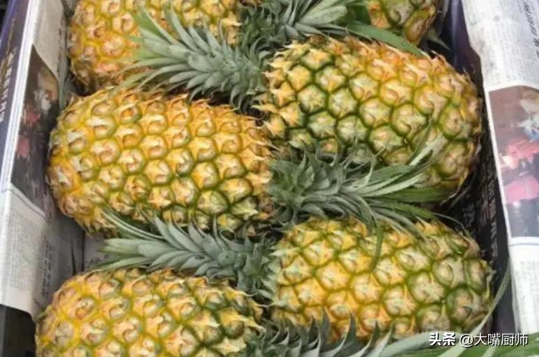 果农教你如何区分菠萝与凤梨,菠萝尝起来酸的还是甜的