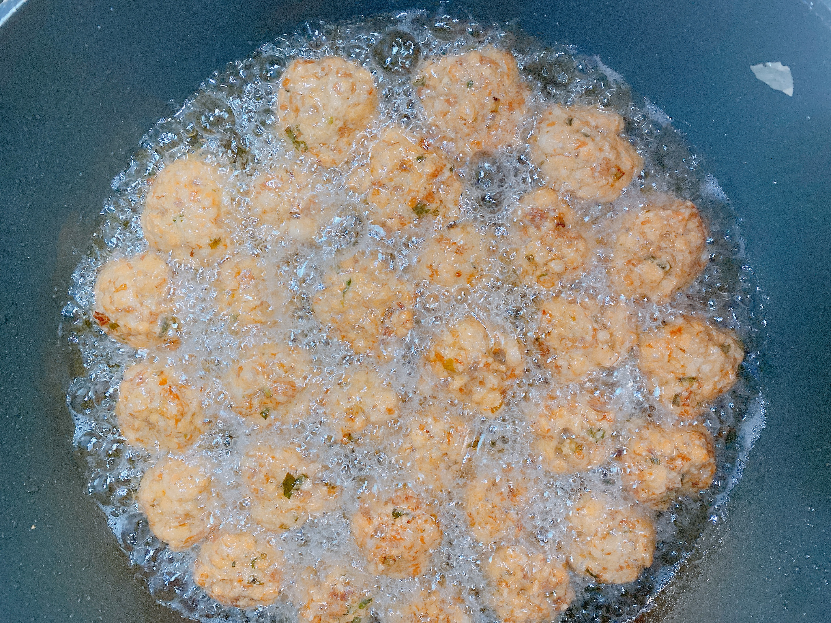 炸肉丸子放淀粉还是放面粉,过年炸肉丸子做法