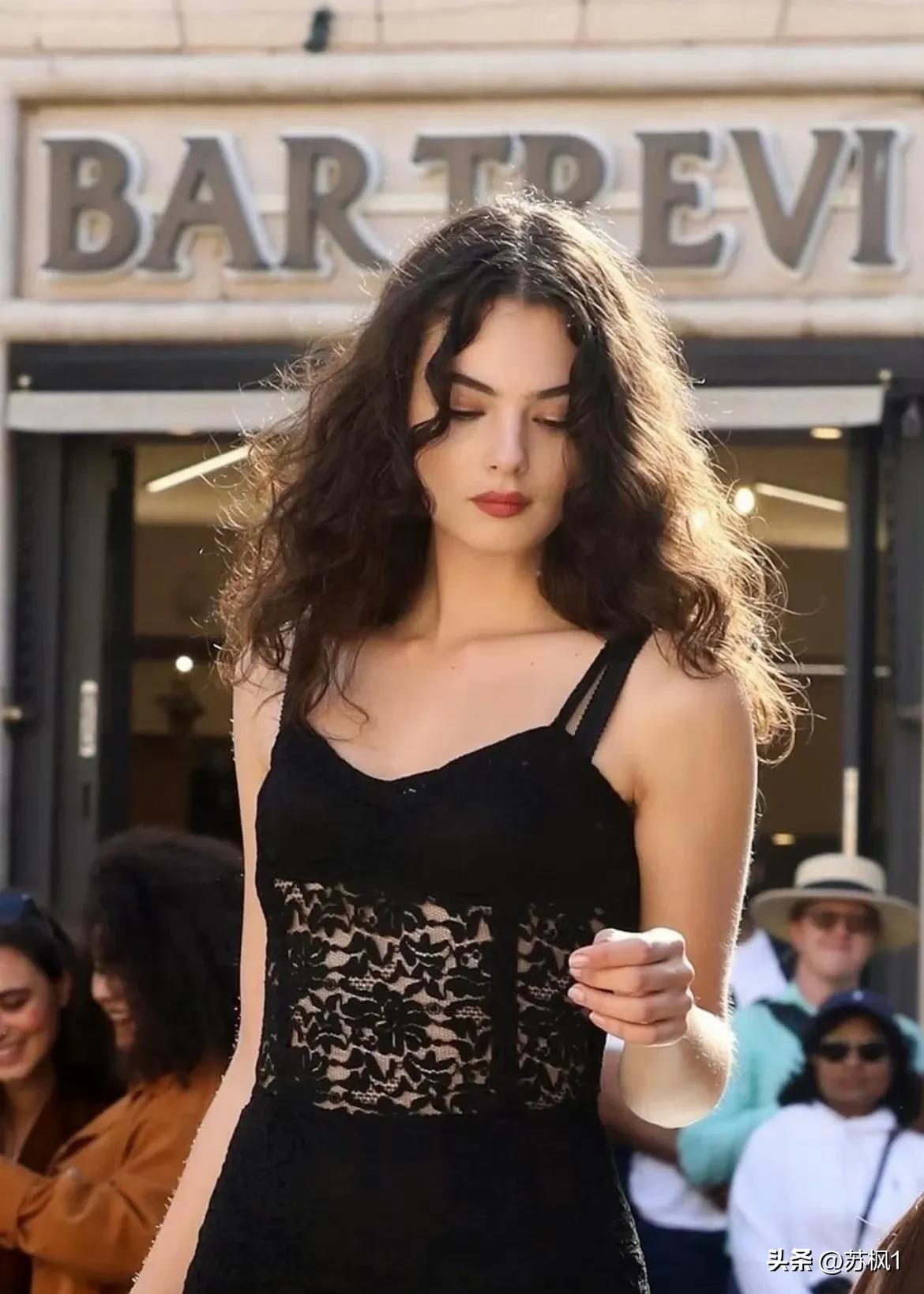 在我没有告诉你她爸妈是谁之前，你觉的她这张街拍美不美？