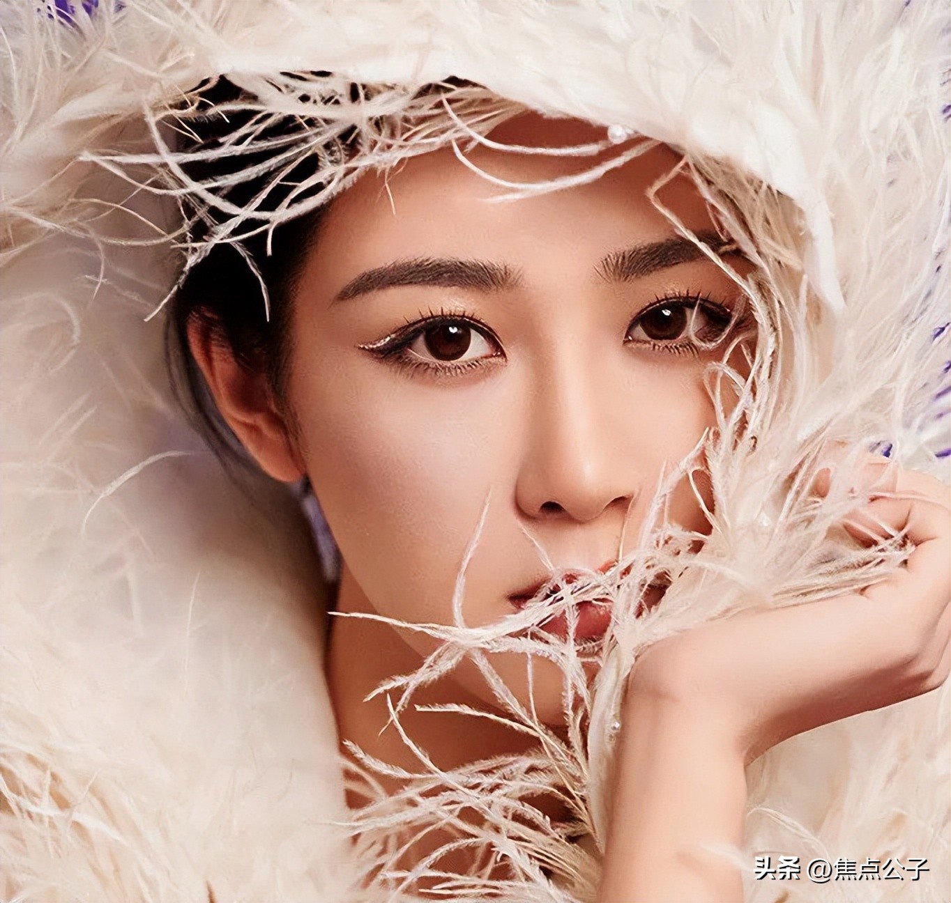 杨紫最新杂志表现,杨紫现在的时尚资源