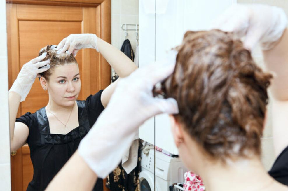 染发后，她“泪流满面”地走进眼科诊室