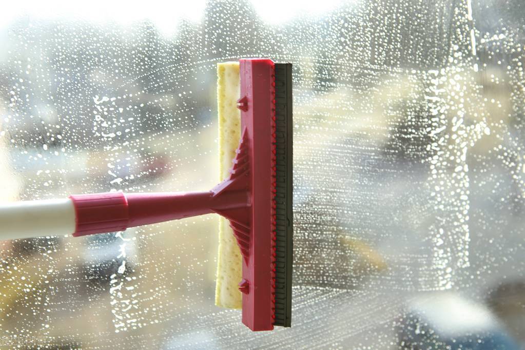 浴室玻璃上的顽固污渍怎样清除呀,窗户玻璃上的污渍怎么去除小妙招