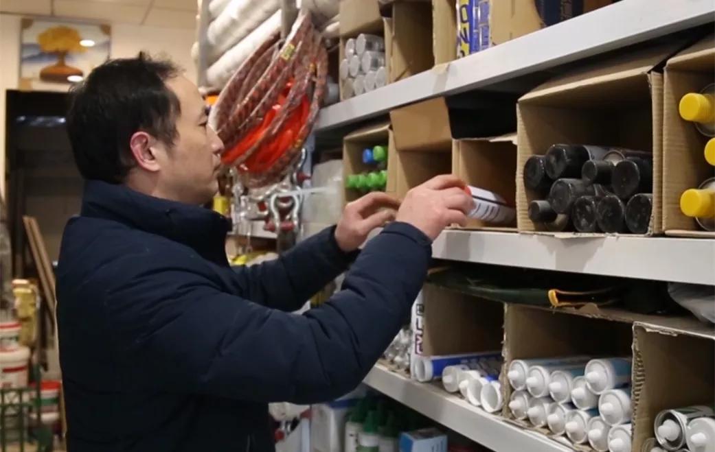 村民自费为乡道装路灯,自己掏钱安路灯