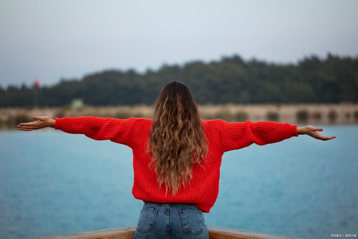 当“打擦边球”的女人遇到“占小便宜”的男人，谁技高一筹？