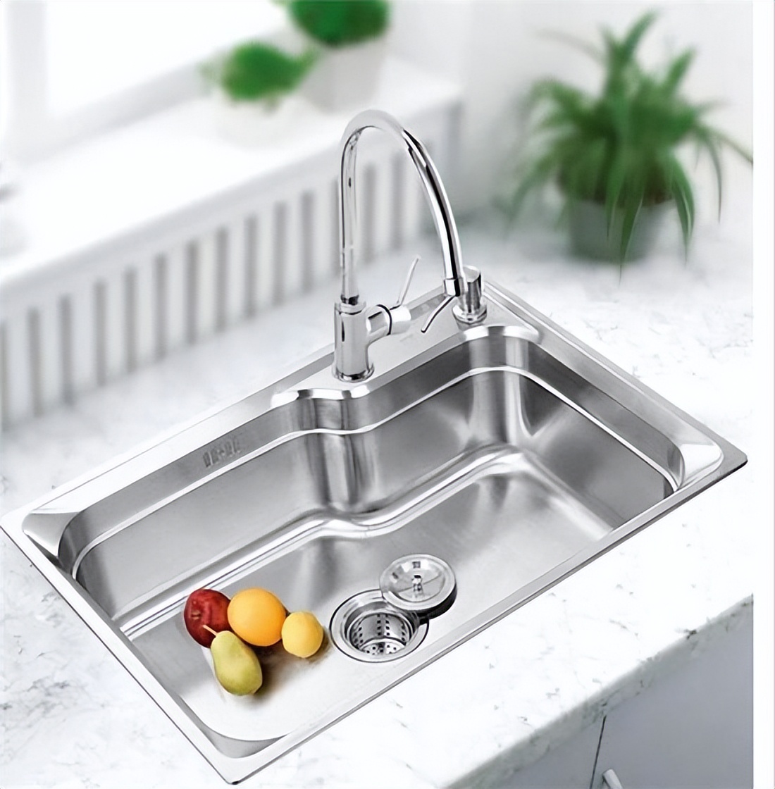 卧室与厨房之间墙面渗水,厨房墙面漏水找谁维修