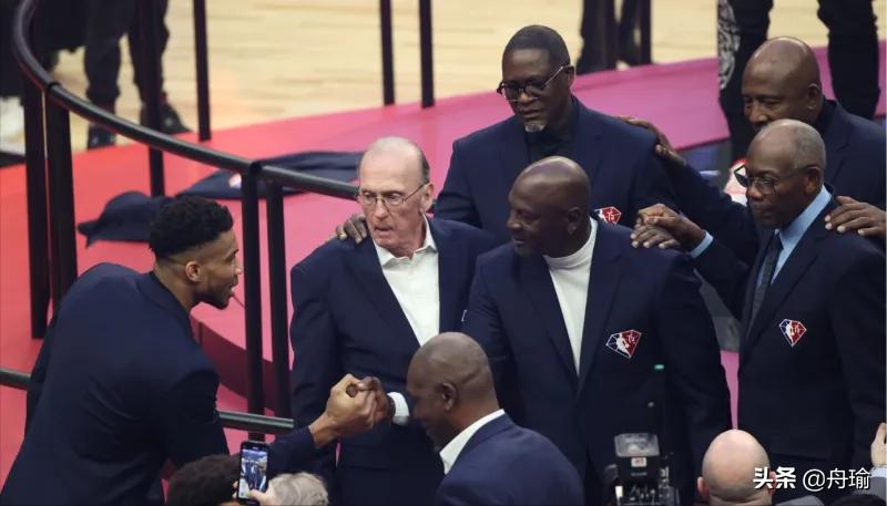 詹皇领衔众球星惊呼库里,nba评论詹姆斯隔扣加内特