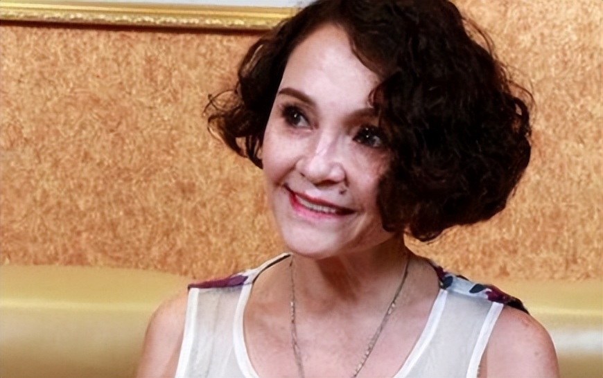 55岁出演全裸*片禁**！张柏芝哭劝亲妈从良，谢霆锋一家有苦说不出