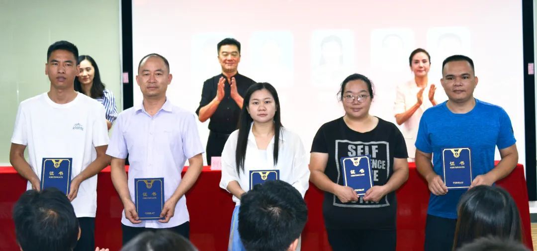 姣曚笟蹇箰闈掓槬钀藉箷,姣曚笟蹇箰鍦嗘弧缁撴潫