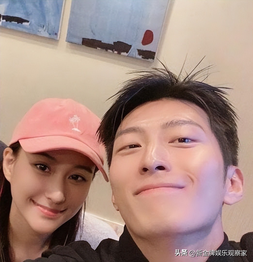 何超莲窦骁足球队,何超莲大婚背后花朵衣服