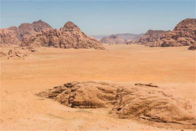 世界上最大的夜明珠怎么成路灯了,男子挖到6吨夜明珠