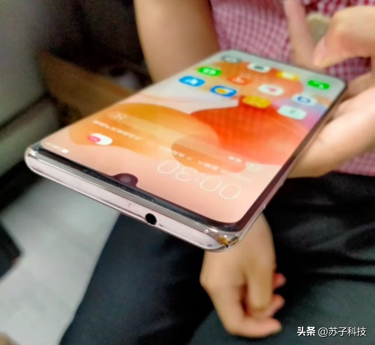 2k真oled曲面屏,6.8英寸双曲面屏一亿像素