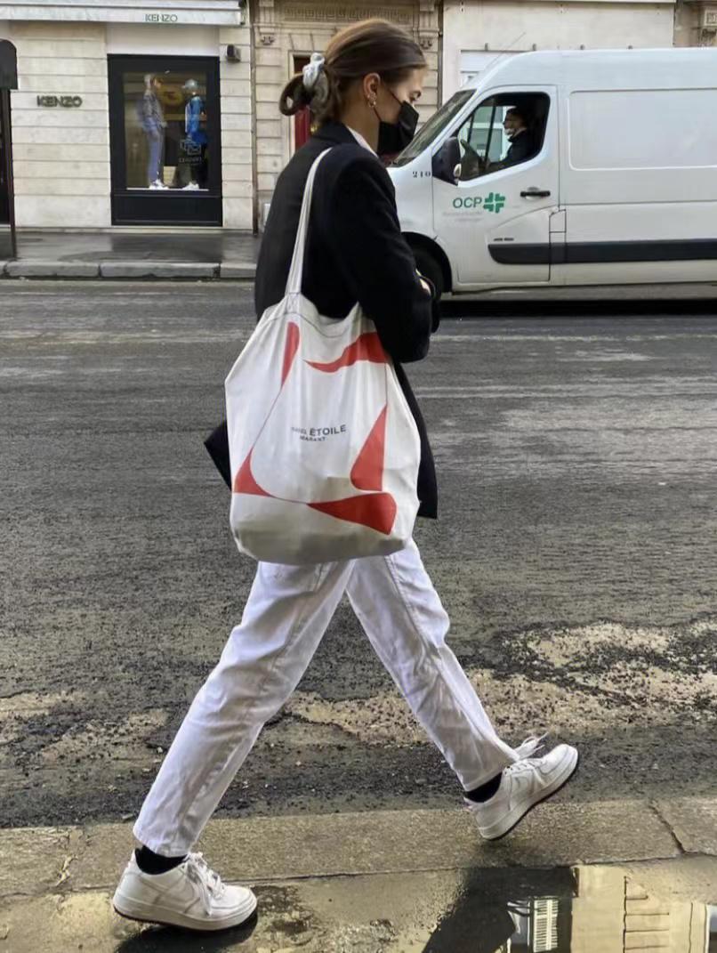 法国女人不追求奢侈品,法国女人不背名牌包包