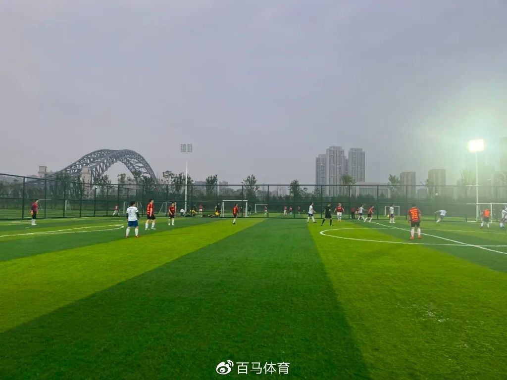 大雨浇不灭热爱!冒雨踢球太燃了吧