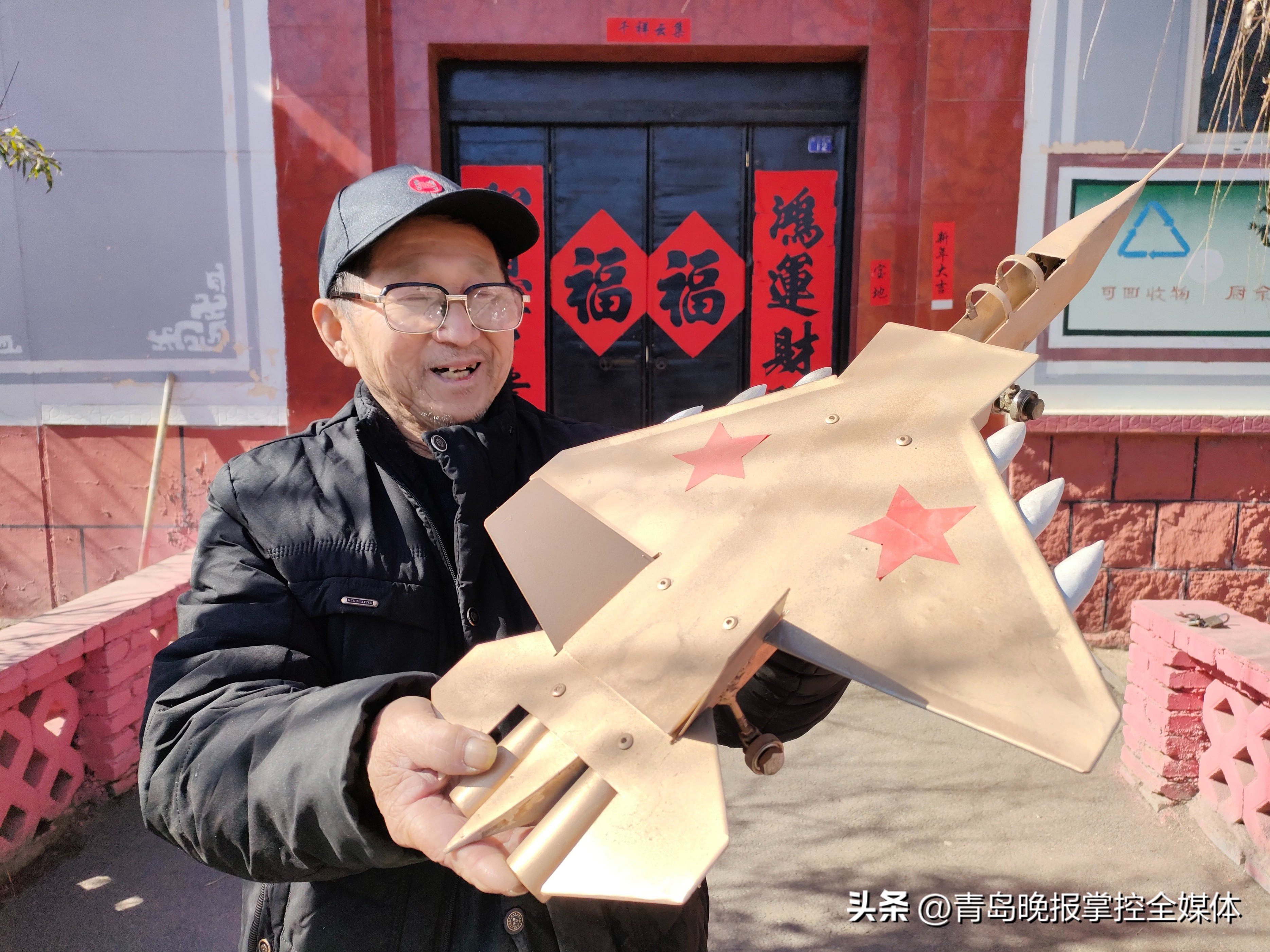 硬核“铁匠爷爷”5年造出百件军模