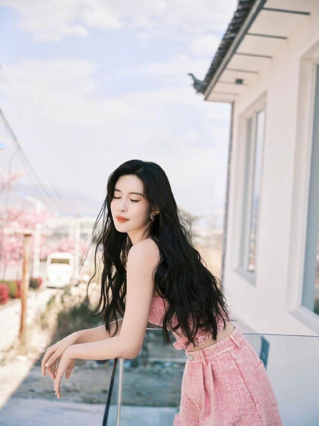 孟子义银色吊带裙造型,孟子义粉色连衣裙写真图片