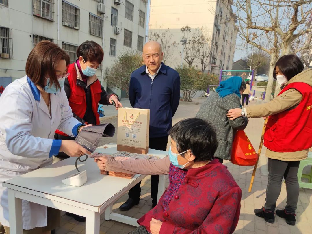 蒙阴街道新华社区:弘扬雷锋精神,服务居民群众