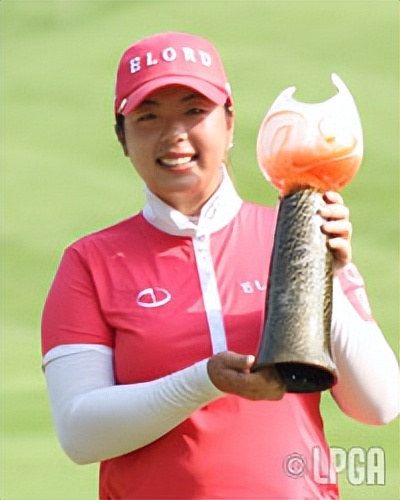 中国高尔夫球领军人物冯珊珊 (国内知名的高尔夫运动员冯珊珊)