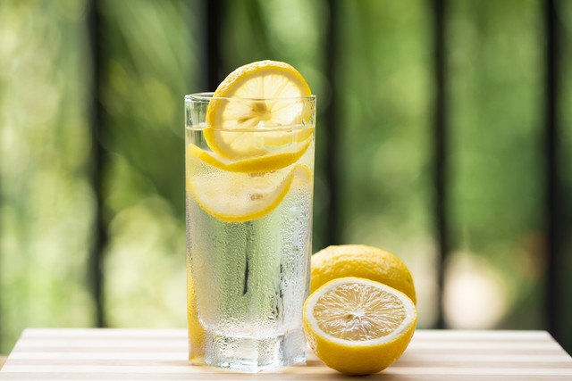 每晚泡一杯柠檬水,喝一杯柠檬水消除一天的疲惫