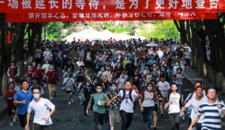 高考完应该去赚钱还是提升自己？