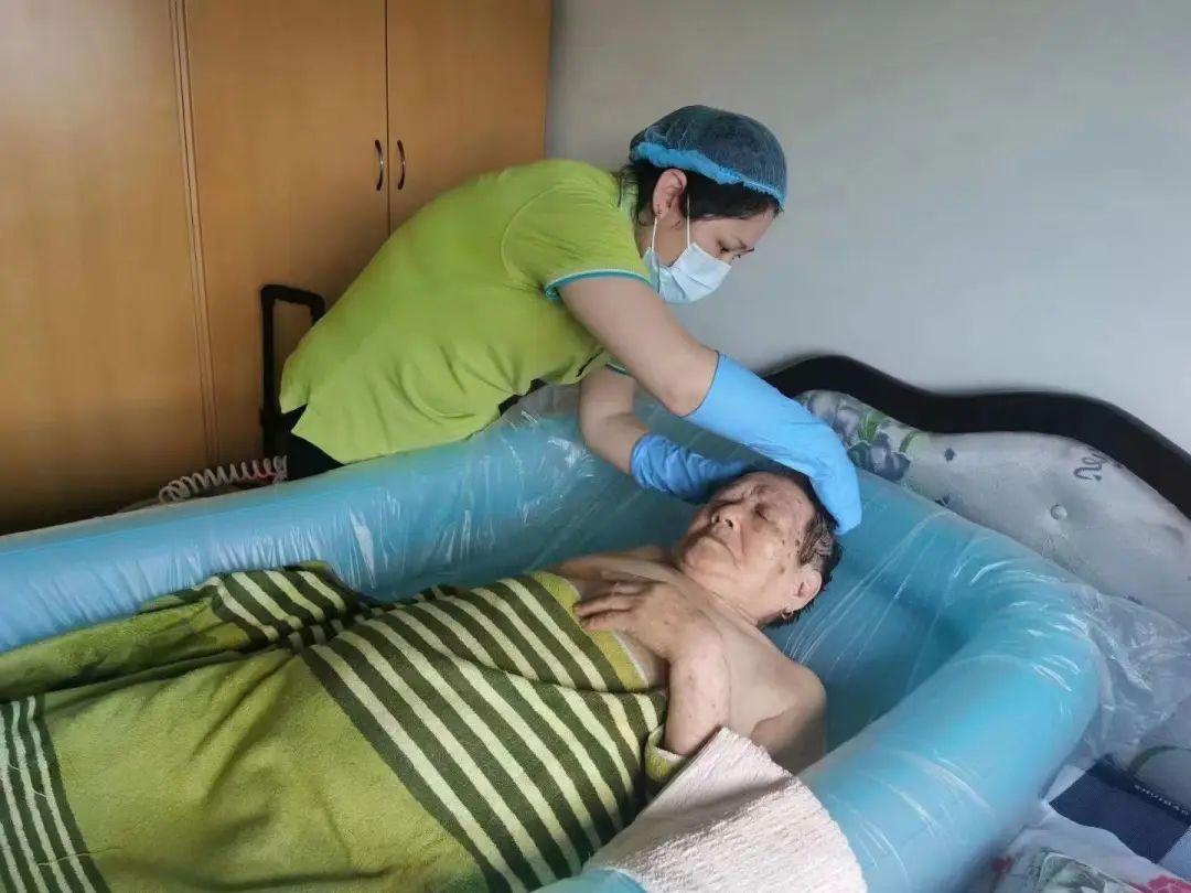 入户助浴师,失能老人享受免费助浴