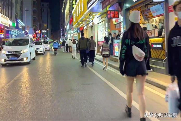 中国一线城市长沙，工资少物价高，游玩广场人流量巨大