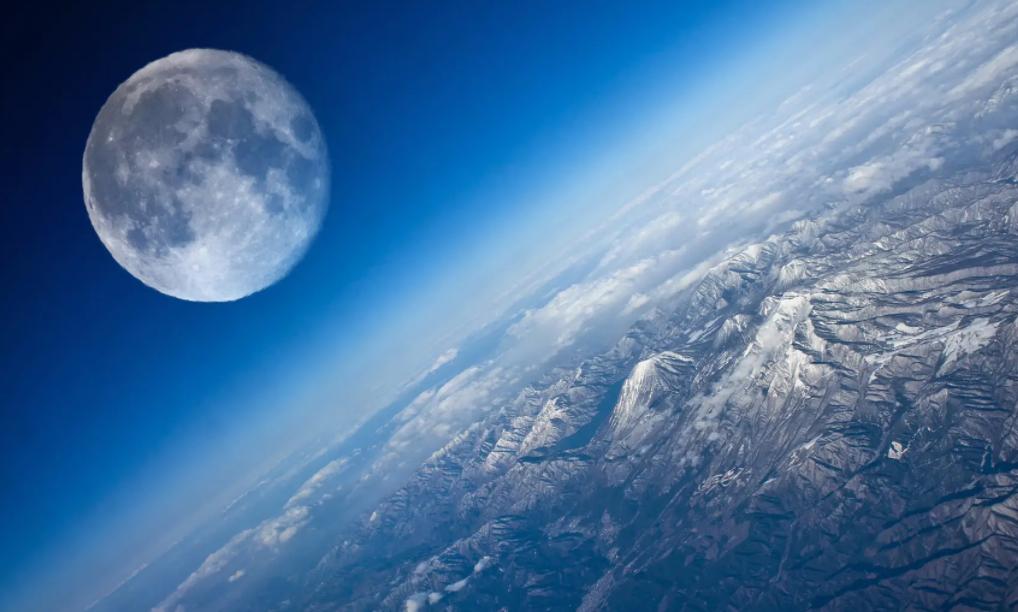 月球为何被地球潮汐锁定,月球总有一个重心偏向地球