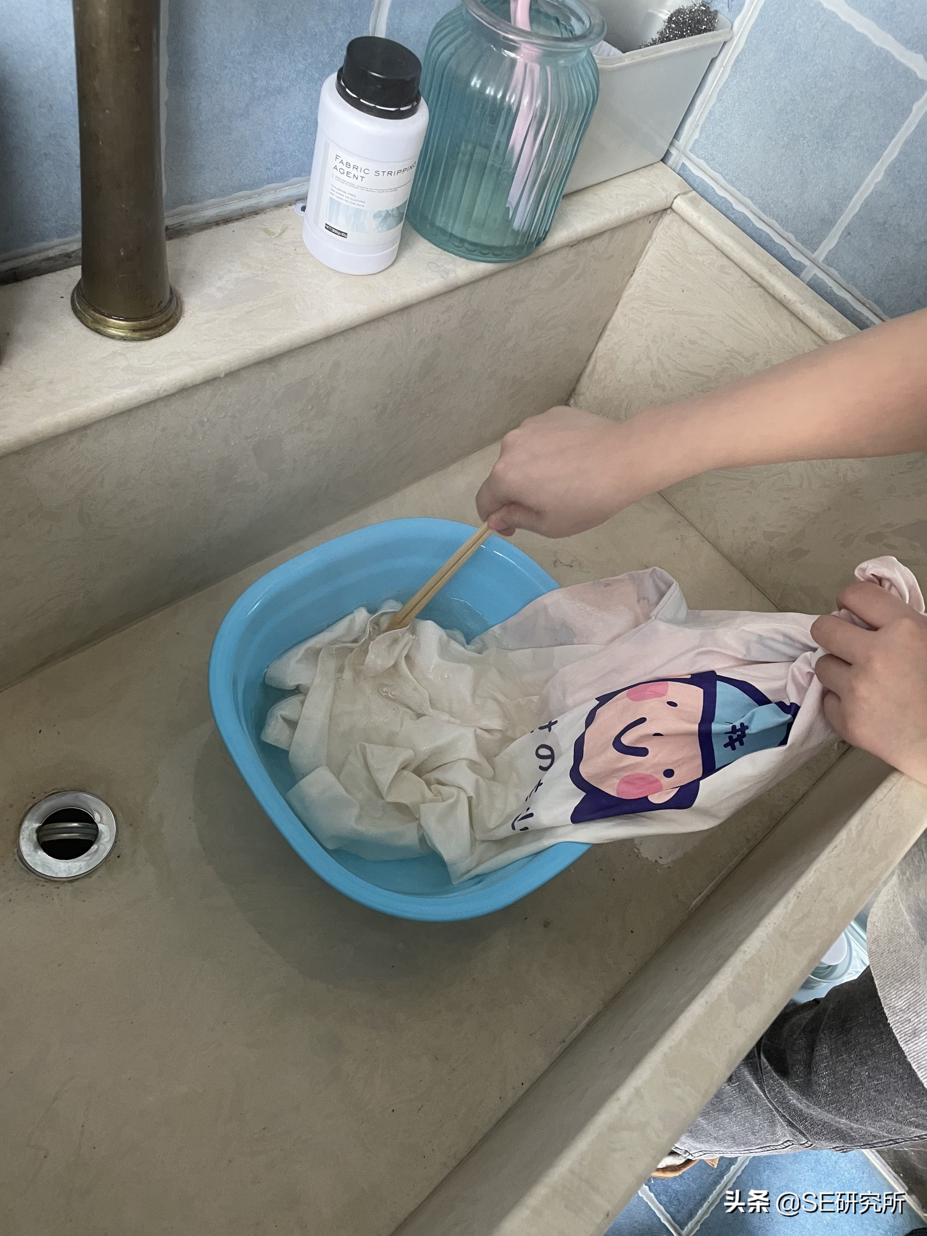 白色衣服遇到漂白水变粉红色是什么原因?