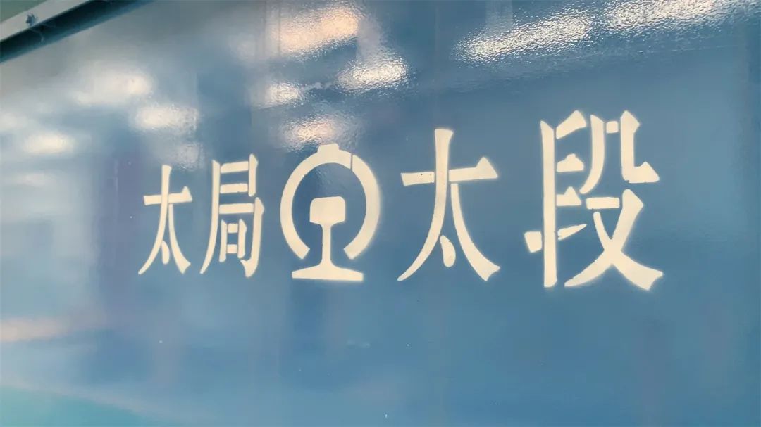 开吊车的女司机很漂亮,开天车女司机