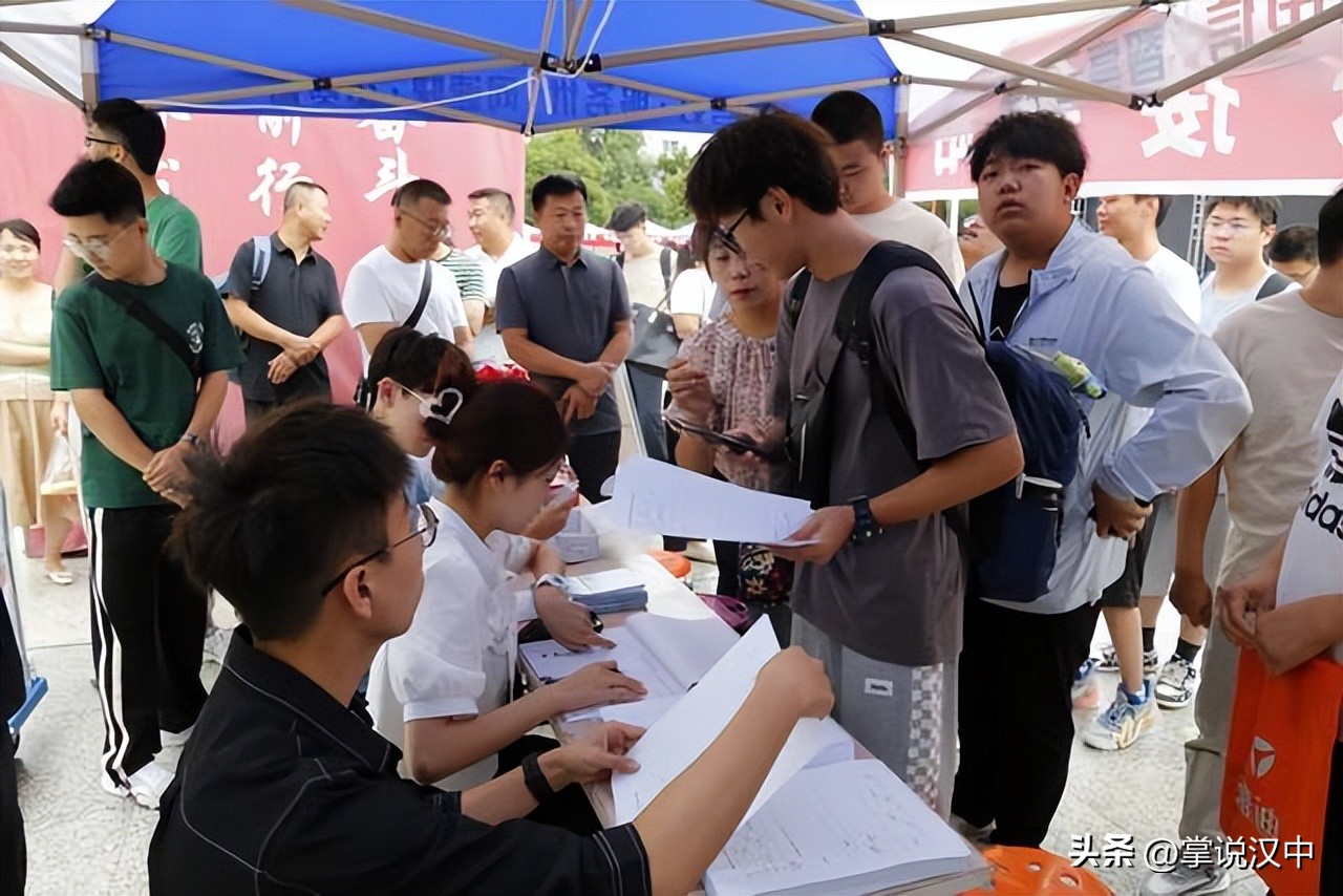 陕西理工大学2020新生报到图片,陕西理工大学学生迎新