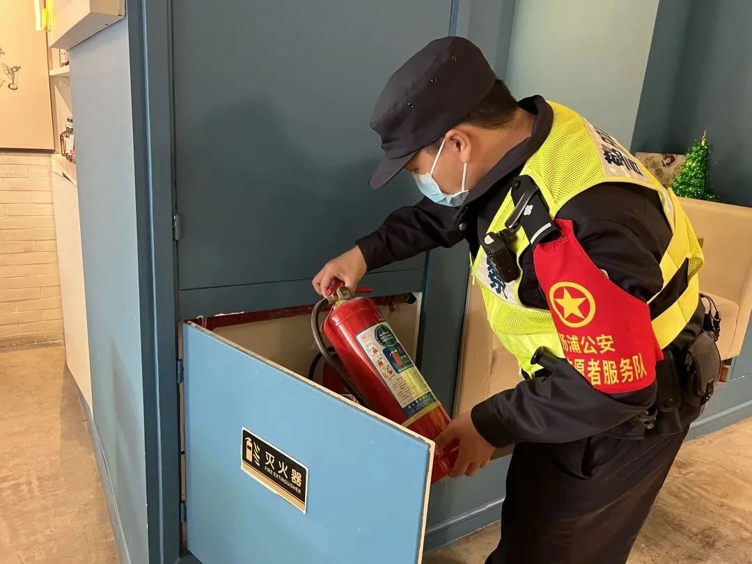 【节日我在岗】“五一”燃旺烟火气，网红大学路背后的“平安密码”