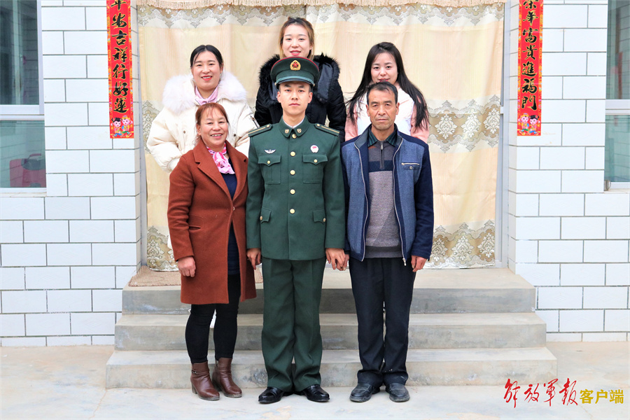 军人可以穿军装与家人照全家福么,军装警服全家福照片一家三口