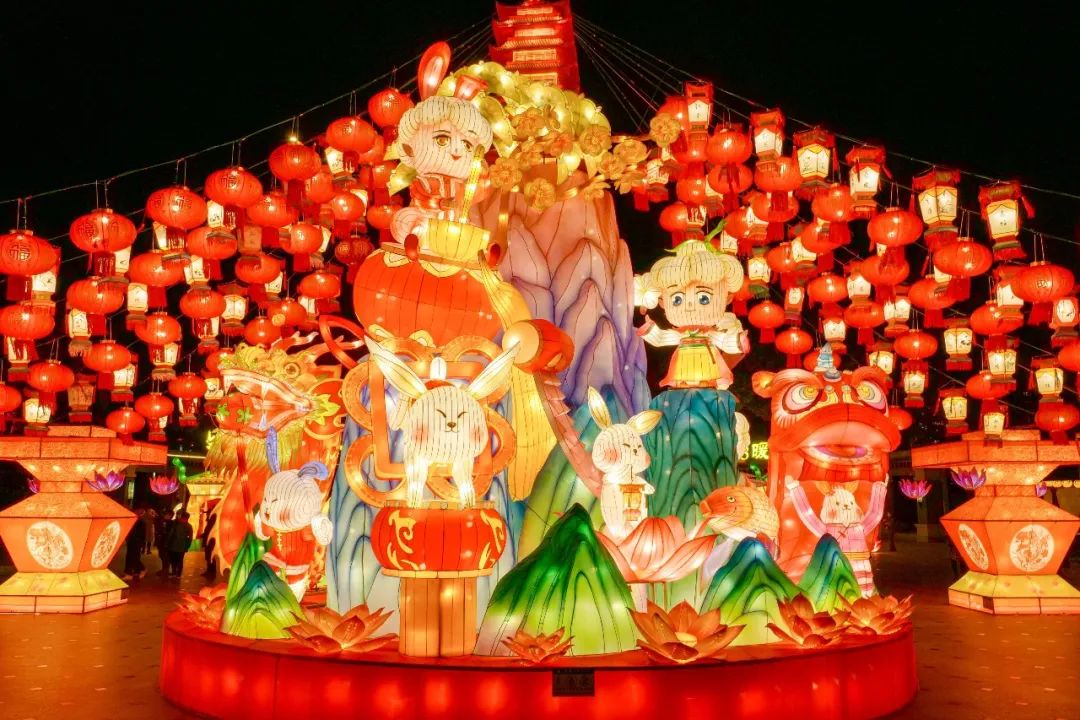 上海游客豫园观赏新年灯会,正月十五元宵节上海哪里有灯会