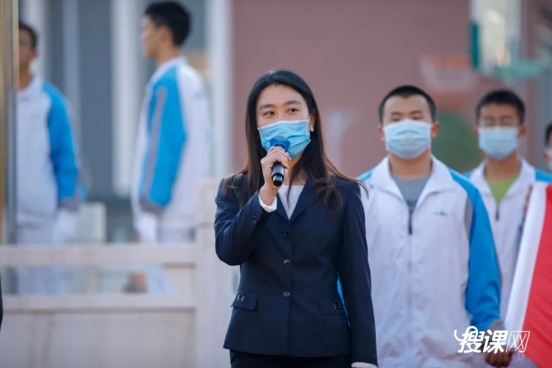 3000多名师生传递国旗为祖国庆生,开学典礼百人传旗