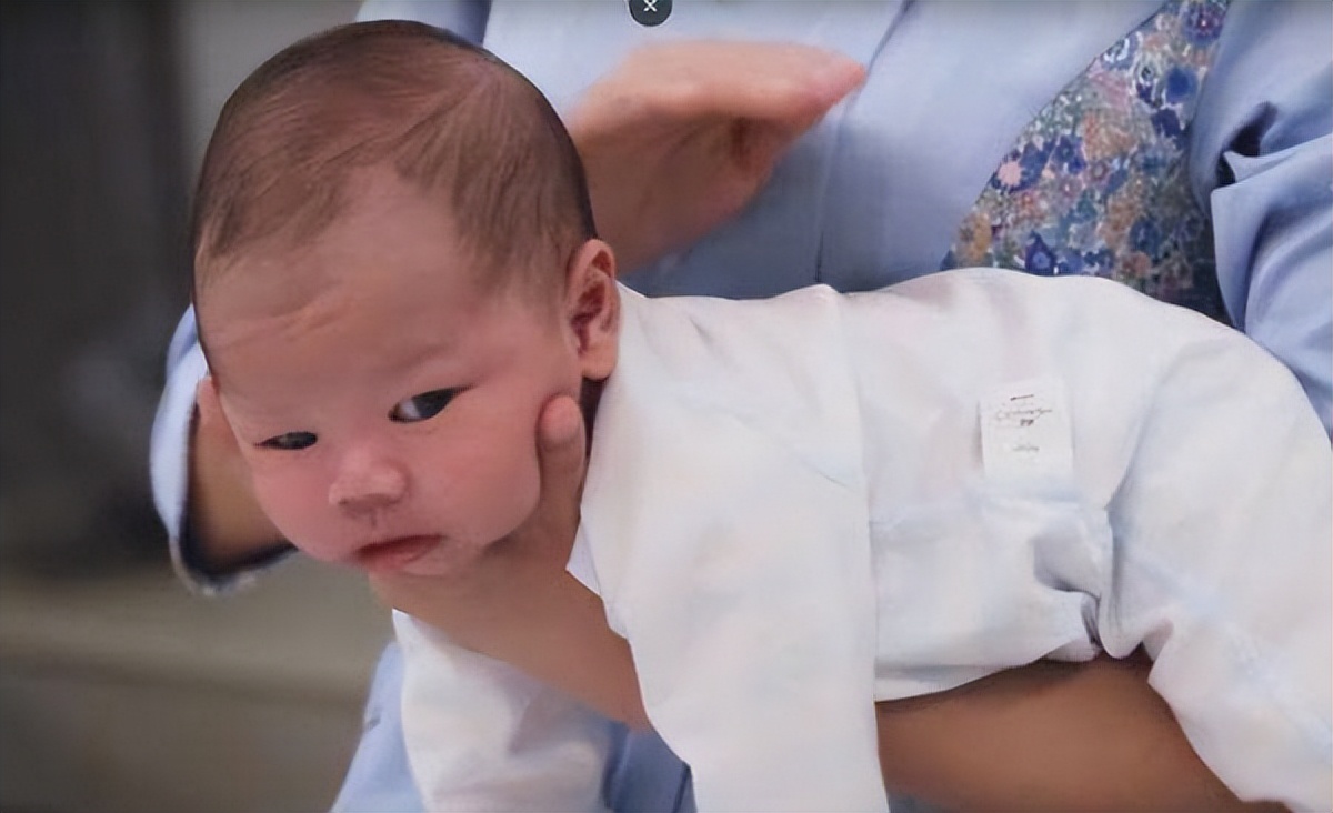 宝宝呛奶吐奶的正确处理,宝宝有吐奶呛奶应该怎么办