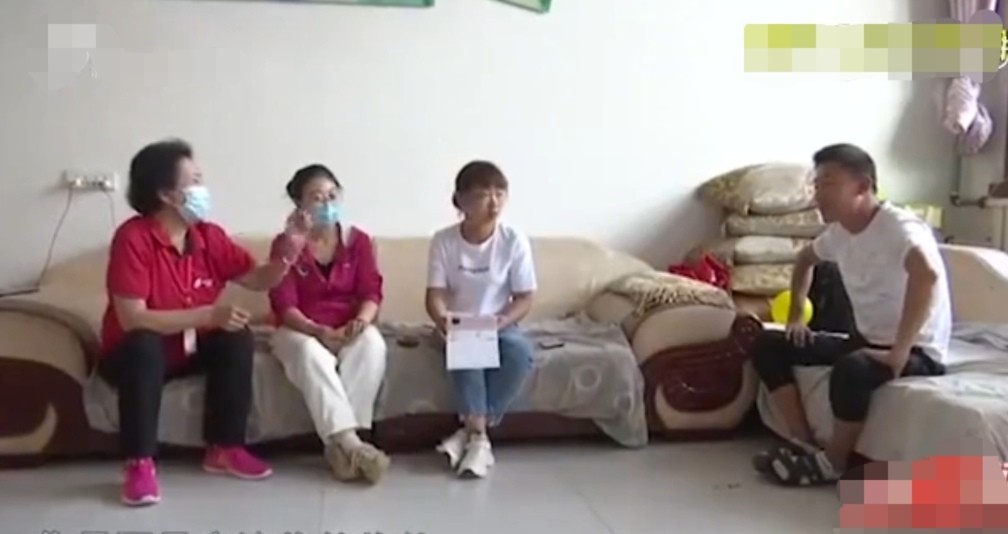 小伙月入过万，买双布鞋的钱还得靠偷，妻子直言：有前科才不给钱