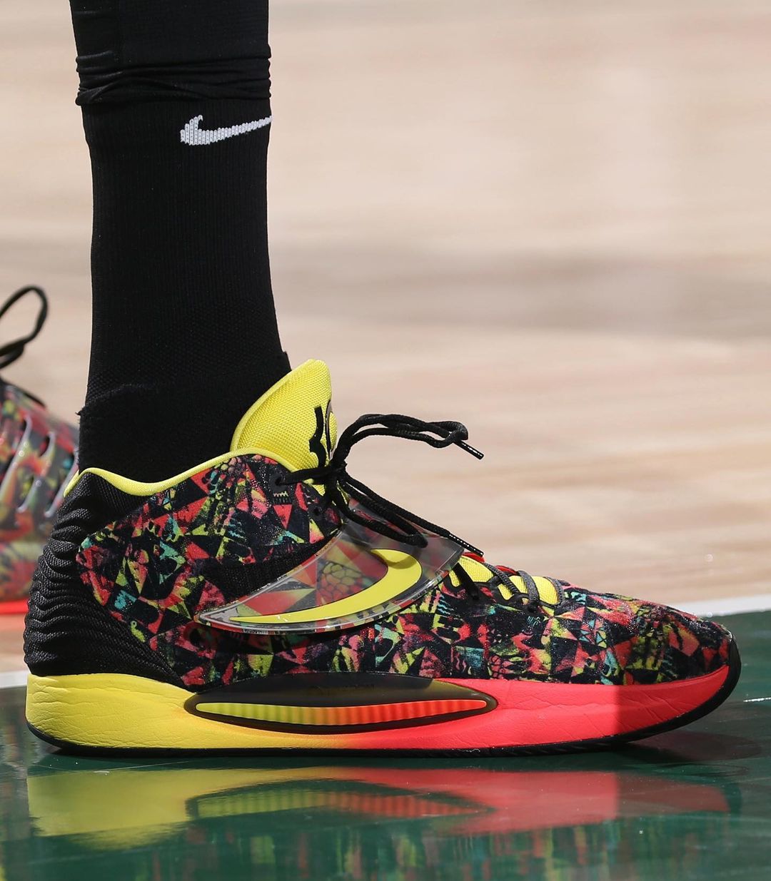 杜兰特和詹姆斯鞋子怎么选 (篮球鞋杜兰特对比詹姆斯)