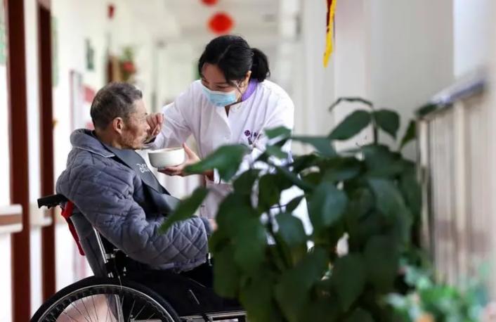 日本养老服务现状及保险业举措,日本养老产业发展政治政策