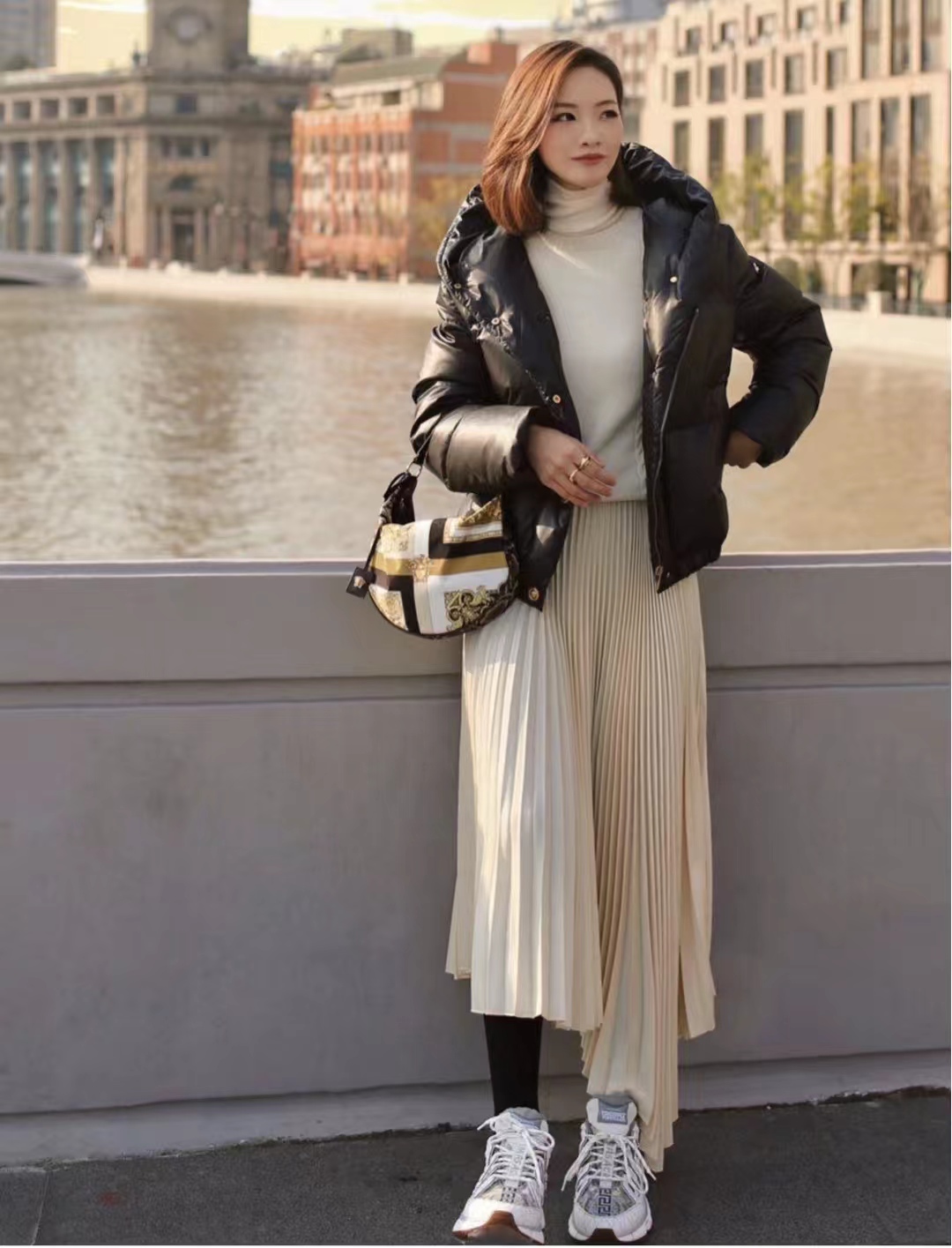 短款白色羽绒服的最佳搭配半身裙,羽绒服搭配哪些裙子才时髦