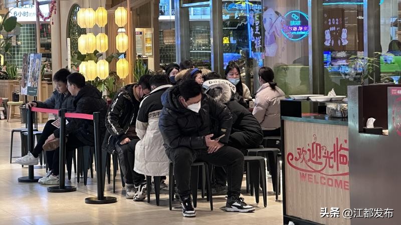 春节期间，探访城区各大商场：吃喝娱乐“火”翻天四大商场人气旺